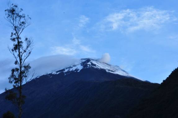 O vulcão ativo Tungurahua, ao lado de Baños, no Equador